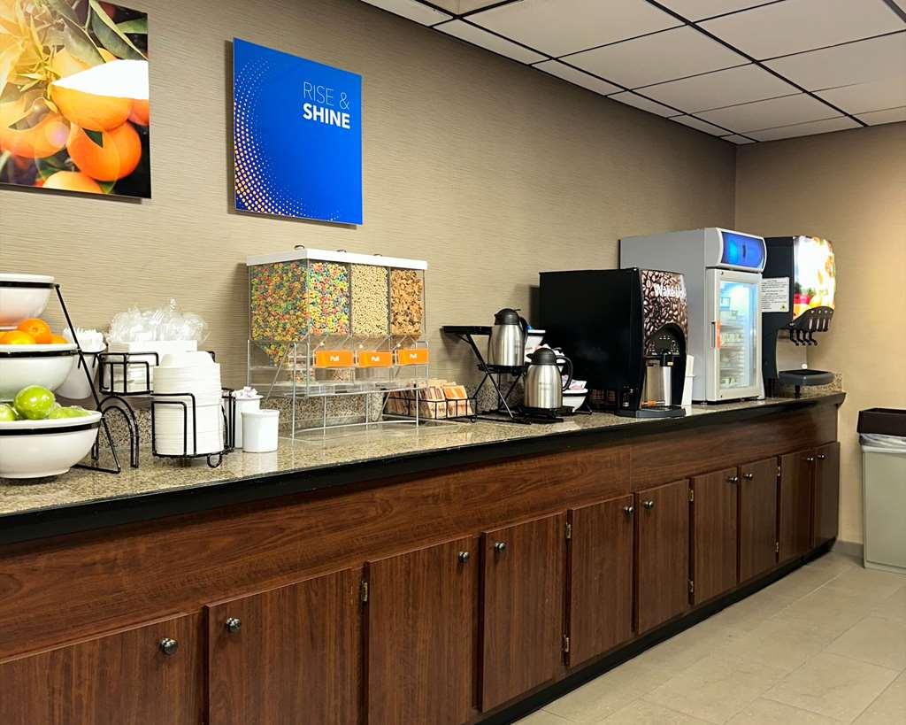 Comfort Inn Falls Church - Tysons Corner Restaurant photo